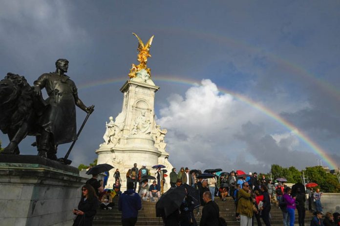 Cầu vồng kép xuất hiện ở London trong giờ phút Nữ hoàng Elizabeth II băng hà Cầu vồng kép xuất hiện ở London trong giờ phút Nữ hoàng Elizabeth II băng hà