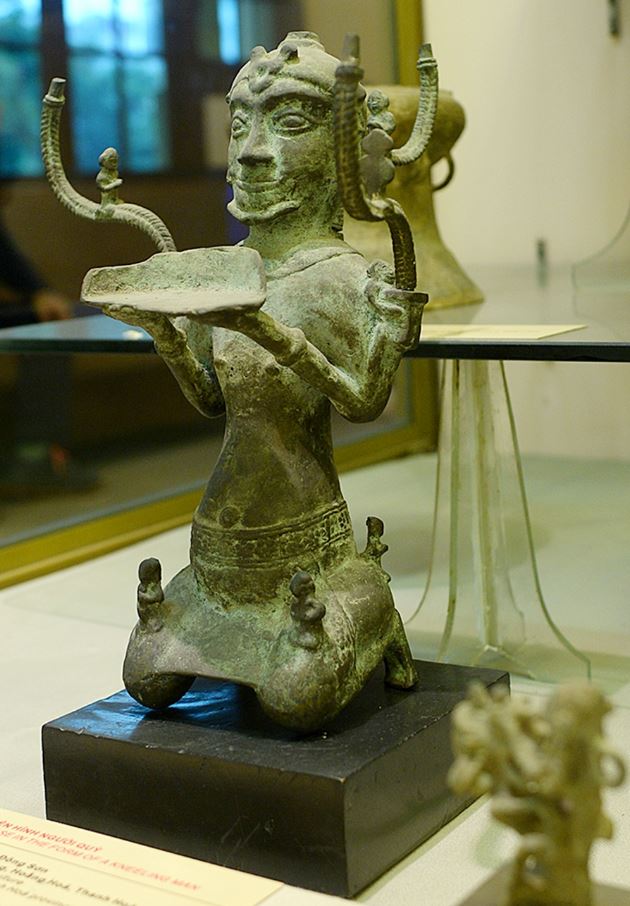 Cây đèn hình người quỳ - bảo vật từ ngôi mộ cổ