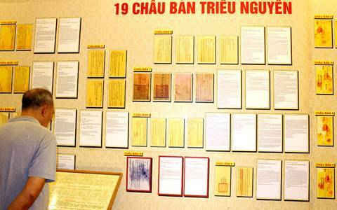 Hình ảnh biển Đông rộng lớn được thể hiện trên chiếc đỉnh lớn nhấ Hình ảnh biển Đông rộng lớn được thể hiện trên chiếc đỉnh lớn nhấ