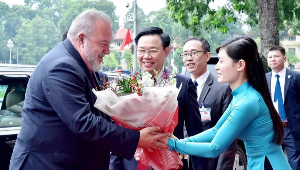 Chủ tịch Quốc hội Vương Đình Huệ đón Thủ tướng nước Cộng hòa Cuba Manuel Marrero Cruz thăm hữu nghị chính thức Việt Nam.