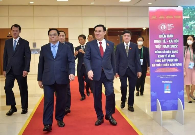 Chủ tịch Quốc hội Vương Đình Huệ và Thủ tướng Chính phủ Phạm Minh Chính tham dự diễn đàn.