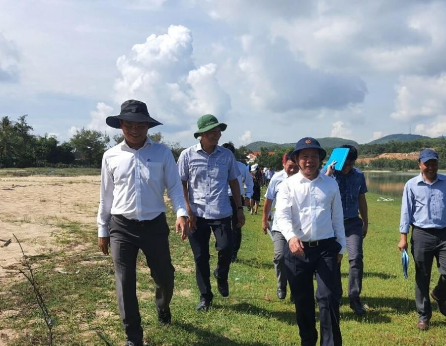 Chủ tịch UBND tỉnh Quảng Ngãi Đặng Văn Minh kiểm tra thực địa công tác tổ chức thi công dự án vào ngày 20/9.