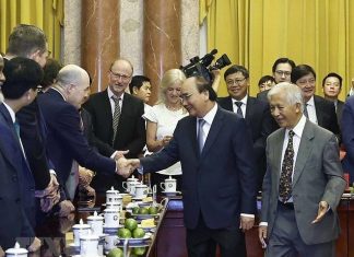 Chủ tịch nước Nguyễn Xuân Phúc tiếp các nhà khoa học đoạt giải Nobel
