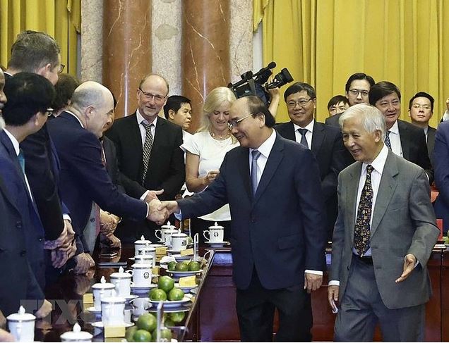 Chủ tịch nước Nguyễn Xuân Phúc tiếp các nhà khoa học đoạt giải Nobel