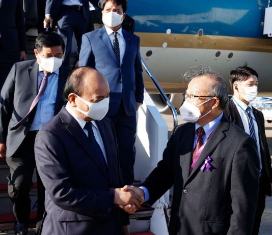 Chủ tịch nước Nguyễn Xuân Phúc tới Tokyo, bắt đầu dự lễ quốc tang cố thủ tướng Nhật Bản