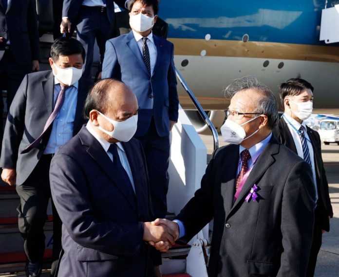 Chủ tịch nước Nguyễn Xuân Phúc tới Tokyo, bắt đầu dự lễ quốc tang cố thủ tướng Nhật Bản