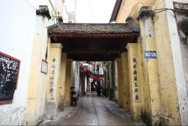 Cổng Hầu l&agrave; lối dẫn v&agrave;o l&agrave;ng An Thọ xưa, cổng được tr&ugrave;ng tu v&agrave;o năm 1998 song vẫn giữ lại h&igrave;nh d&aacute;ng cổ với m&aacute;i ng&oacute;i ta
