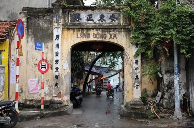 Cổng l&agrave;ng Đ&ocirc;ng X&atilde; ở ng&otilde; 444 Thụy Khu&ecirc; c&oacute; kiểu thiết kế vu&ocirc;ng vức, xưa c&oacute; 5 bậc l&ecirc;n xuống nhưng do bất tiện người d&acirc;n đ&atilde; ph&aacute; bỏ những bậc thang n&agrave;y.