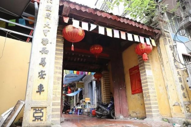Cổng l&agrave;ng Y&ecirc;n Th&aacute;i, ng&ocirc;i l&agrave;ng đ&atilde; đi v&agrave;o ca dao ti&ecirc;u &ldquo;Nhịp ch&agrave;y Y&ecirc;n Th&aacute;i mặt gương T&acirc;y Hồ&rdquo;.