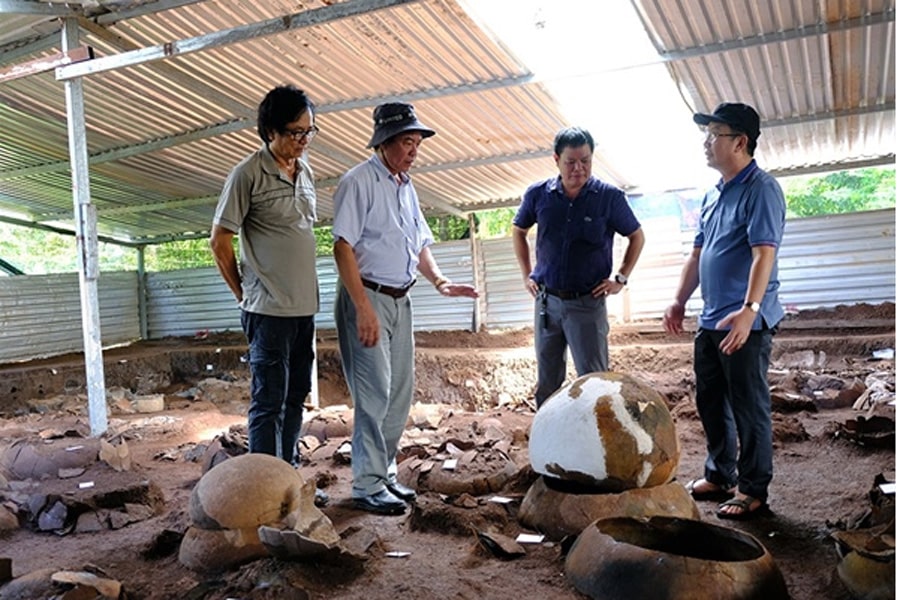  Giám đốc Sở VHTT TP.HCM Trần Thế Thuận (ngoài cùng bên phải) trao đổi với các chuyên gia khảo cổ học tham gia đợt khai quật