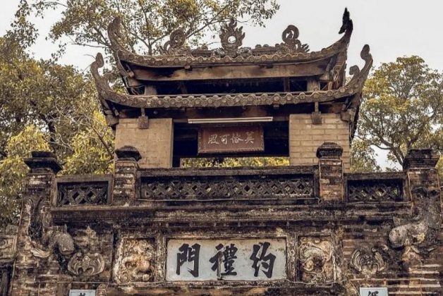 Hầu hết cổng l&agrave;ng cổ được người xưa cho tạo t&aacute;c những bức đại tự. Ở những v&ugrave;ng đất gi&agrave;u chữ nghĩa, c&aacute;c cụ c&ograve;n cho đắp nổi hoặc viết những c&acirc;u đối hai b&ecirc;n cổng