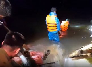 Vỡ đê ở Nghệ An, hàng trăm người dầm mưa khắc phục suốt đêm