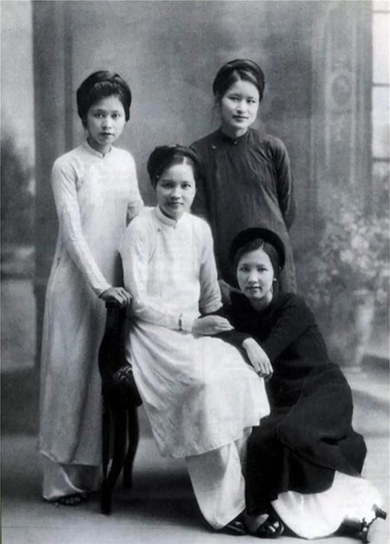 Người Hà Nội xưa thanh lịch trong tà áo dài