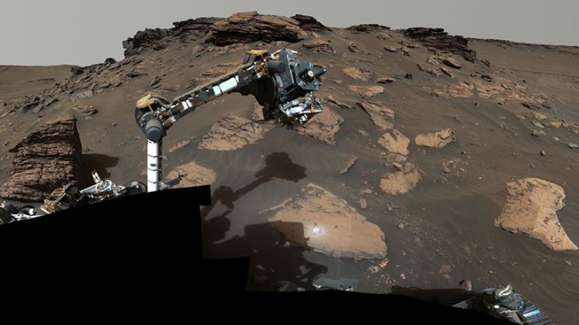 Perseverance su dung canh tay robot de kiem tra mom da Skinner Ridge min - Robot NASA phát hiện 'kho báu hữu cơ' trên sao Hỏa