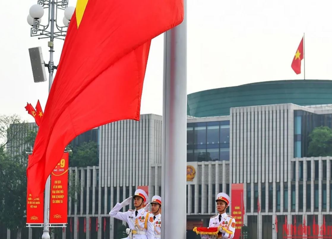 Quoc ky tung bay trong tieng Tien quan ca tren Quang truong Ba Dinh min - Cờ đỏ sao vàng – biểu tượng thiêng liêng đặc biệt của dân tộc Việt Nam
