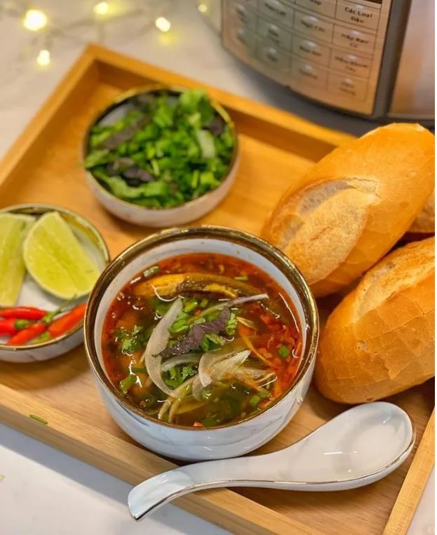 Súp lươn xứ Nghệ thường ăn kèm bánh mì Súp lươn xứ Nghệ thường ăn kèm bánh mì