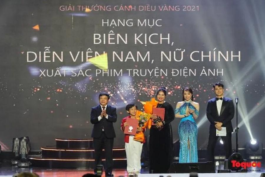Thu truong Doan Van Viet trao tang giai thuong min - Cánh Diều Vàng 2021 vinh danh những tác phẩm, nghệ sĩ điện ảnh - truyền hình xuất sắc nhất