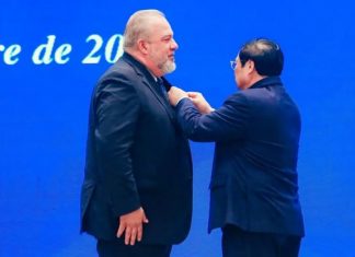 Thủ tướng Phạm Minh Chính trao tặng Huân chương Hồ Chí Minh cho Thủ tướng Cuba