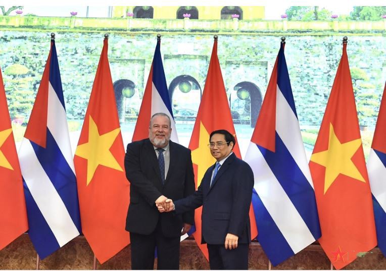 Thủ tướng Phạm Minh Chính và Thủ tướng Cuba Manuel Marrero Cruz chụp ảnh chung. 