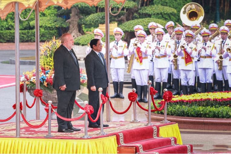  Thủ tướng Phạm Minh Chính và Thủ tướng Cuba Manuel Marrero Cruz tại Lễ đón. 