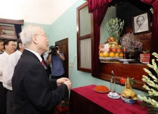 Tổng Bí thư dâng hương tưởng niệm Chủ tịch Hồ Chí Minh