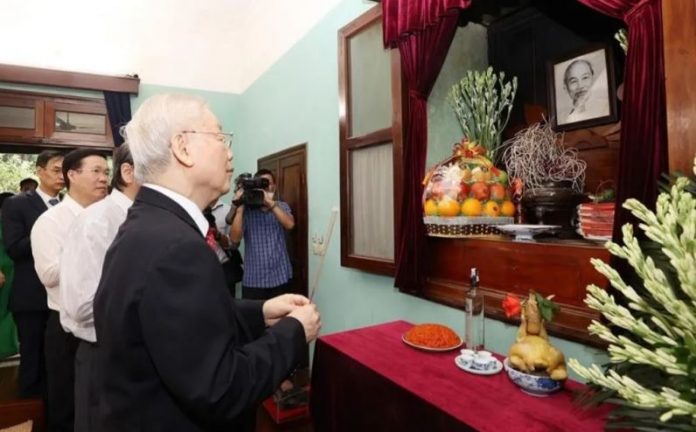 Tổng Bí thư dâng hương tưởng niệm Chủ tịch Hồ Chí Minh