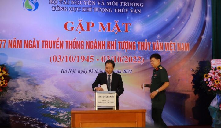 C&aacute;c đại biểu quy&ecirc;n g&oacute;p ủng hộ, gi&uacute;p đỡ đồng b&agrave;o miền Trung khắc phục hậu quả b&atilde;o, lũ