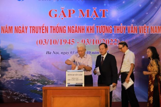 C&aacute;c đại biểu quy&ecirc;n g&oacute;p ủng hộ, gi&uacute;p đỡ đồng b&agrave;o miền Trung khắc phục hậu quả b&atilde;o, lũ 2