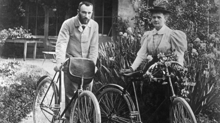 2 vợ chồng nh&agrave; Curie trong kỳ trăng mật