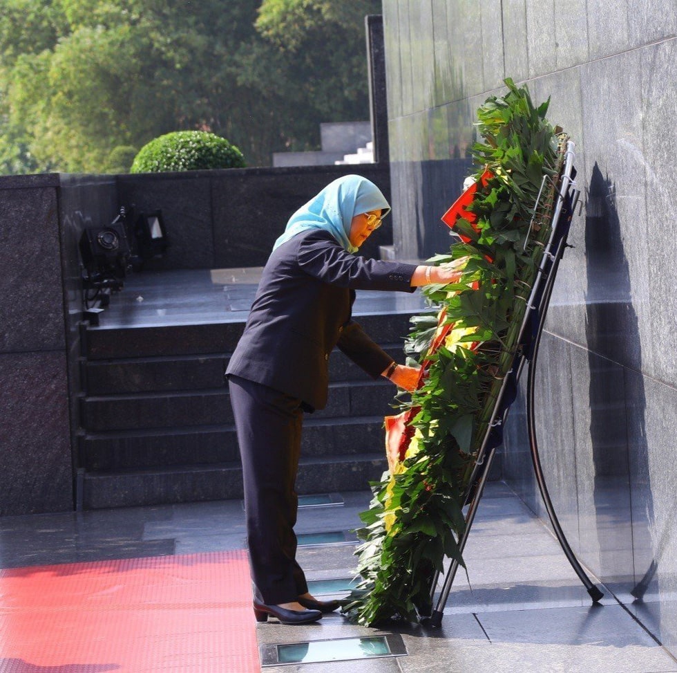 Trước khi bắt đầu lễ đón tại Phủ Chủ tịch, Tổng thống Halimah Yacob đã đến đặt vòng hoa và vào lăng viếng Chủ tịch Hồ Chí Minh - Ảnh: TTXVN
