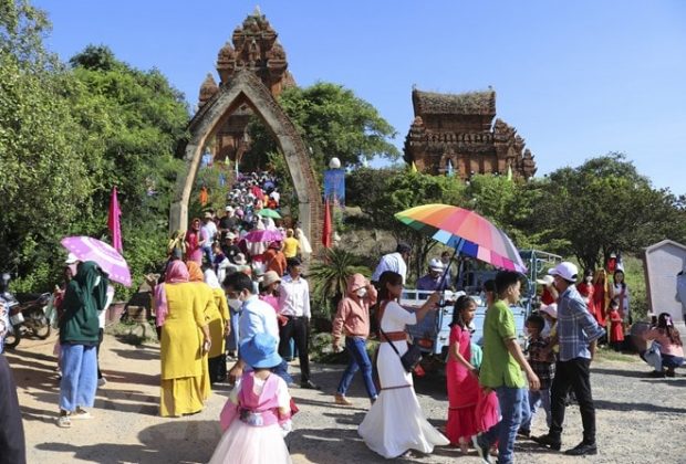 Đ&ocirc;ng đảo người d&acirc;n, du kh&aacute;ch l&ecirc;n di t&iacute;ch Quốc gia đặc biệt th&aacute;p P&ocirc; Klong Garai, th&agrave;nh phố Phan Rang-Th&aacute;p Ch&agrave;m, đ&oacute;n mừng lễ hội Kat&ecirc; năm 2022. (Ảnh: Nguyễn Th&agrave;nh/TTXVN)