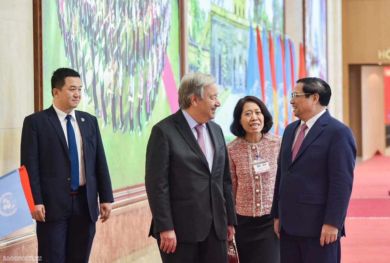 Thủ tướng Phạm Minh Chính giới thiệu với Tổng thư ký LHQ António Guterres hình ảnh các Di sản văn hóa của Việt Nam đã được UNESCO công nhận. Tổng thư ký Guterres bày tỏ về những ấn tượng đối với những Di sản văn hóa của Việt Nam.