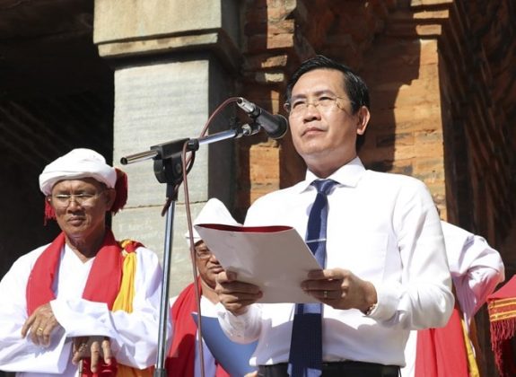 &Ocirc;ng Phạm Văn Hậu, Ph&oacute; B&iacute; thư Thường trực Tỉnh ủy Ninh Thuận, ph&aacute;t biểu ch&uacute;c mừng lễ hội Kat&ecirc; năm 2022. (Ảnh: Nguyễn Th&agrave;nh/TTXVN)