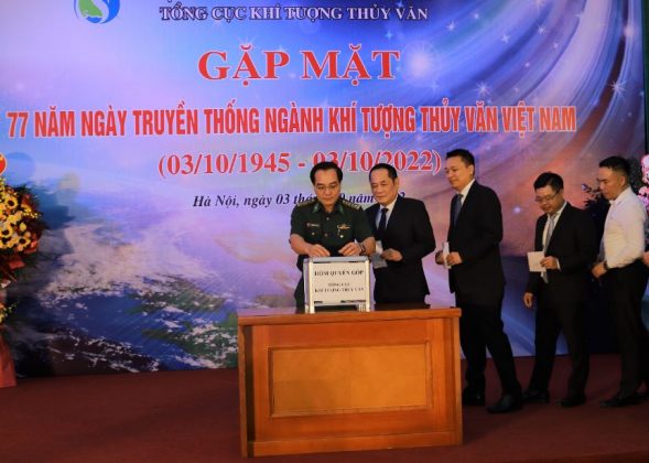 C&aacute;c đại biểu quy&ecirc;n g&oacute;p ủng hộ, gi&uacute;p đỡ đồng b&agrave;o miền Trung khắc phục hậu quả b&atilde;o, lũ 3