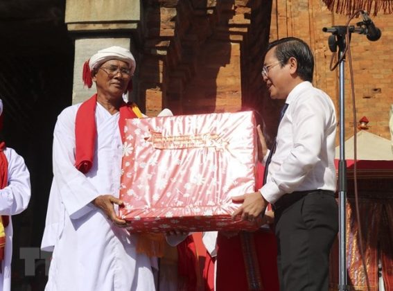 &Ocirc;ng Phạm Văn Hậu, Ph&oacute; B&iacute; thư Thường trực Tỉnh ủy Ninh Thuận, tặng qu&agrave; ch&uacute;c mừng c&aacute;c vị chức sắc đồng b&agrave;o Chăm theo đạo B&agrave;lam&ocirc;n. (Ảnh: Nguyễn Th&agrave;nh/TTXVN)