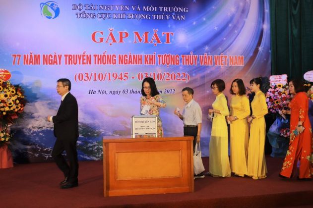 C&aacute;c đại biểu quy&ecirc;n g&oacute;p ủng hộ, gi&uacute;p đỡ đồng b&agrave;o miền Trung khắc phục hậu quả b&atilde;o, lũ 4