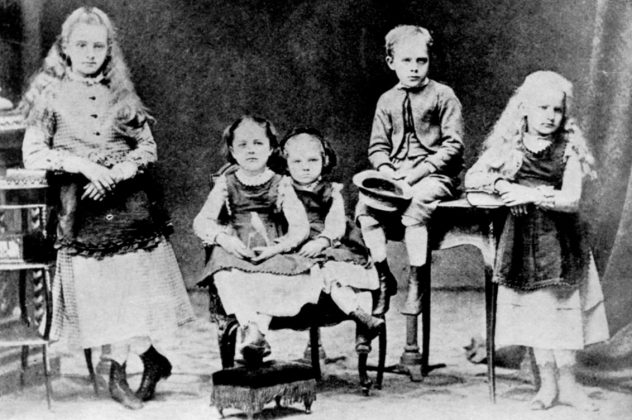 5 anh chị em b&agrave; Marie Curie