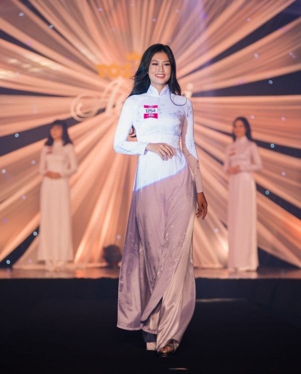 Cô cũng từng đăng quang Gương mặt nữ sinh Áo dài Việt Nam 2018 và lọt vào top 16 Hoa hậu hoàn vũ Việt Nam 2022.