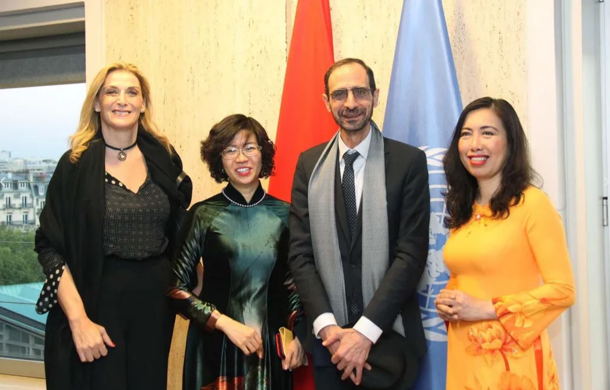 Bà Lê Thị Thu Hằng, Trợ lý Bộ trưởng Ngoại giao và Đại sứ Việt Nam tại UNESCO Lê Thị Hồng Vân cùng các đại biểu.