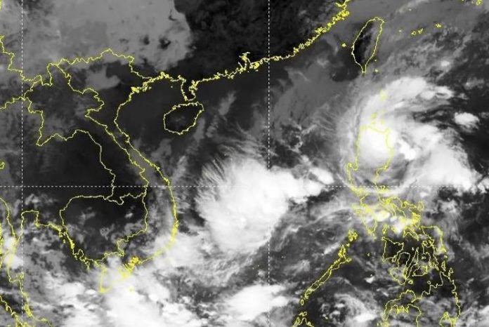 Biển Đông xuất hiện vùng áp thấp, miền Trung đón mưa đặc biệt to