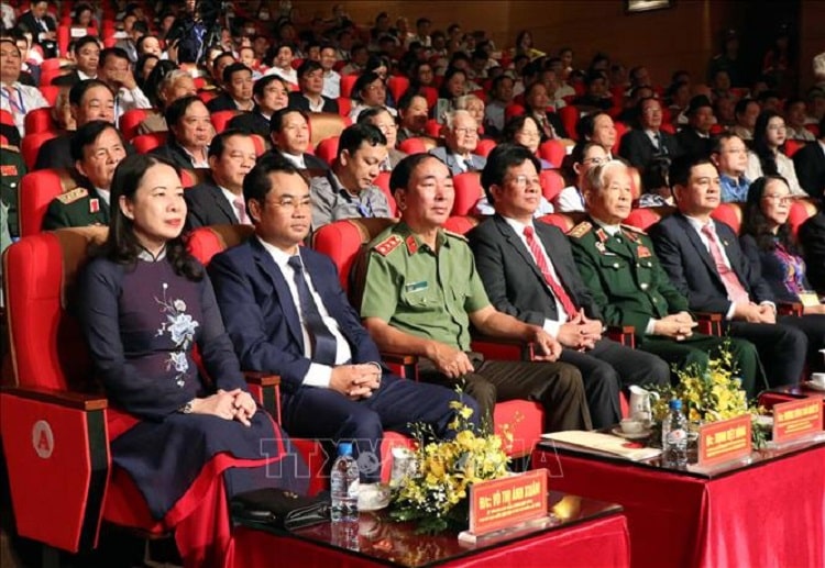 Các đại biểu dự buổi lễ.