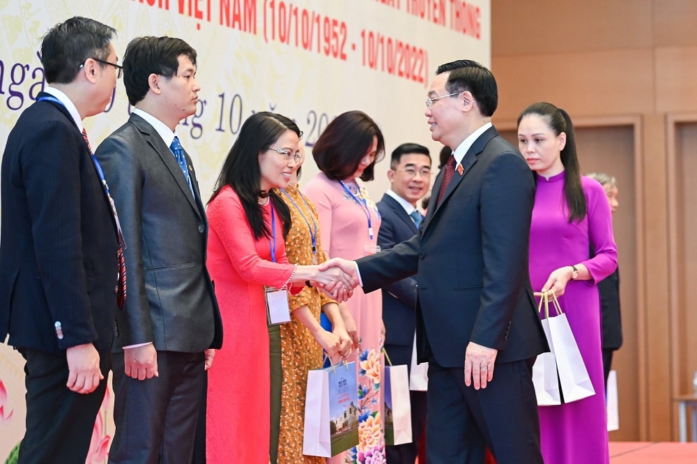 Chủ tịch Quốc hội tặng quà cho các đại biểu.