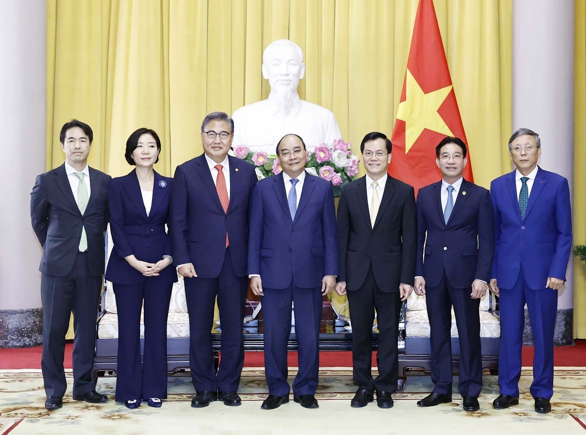 Chủ tịch nước Nguyễn Xuân Phúc chụp ảnh chung với Bộ trưởng Ngoại giao Hàn Quốc Park Jin và các đại biểu.