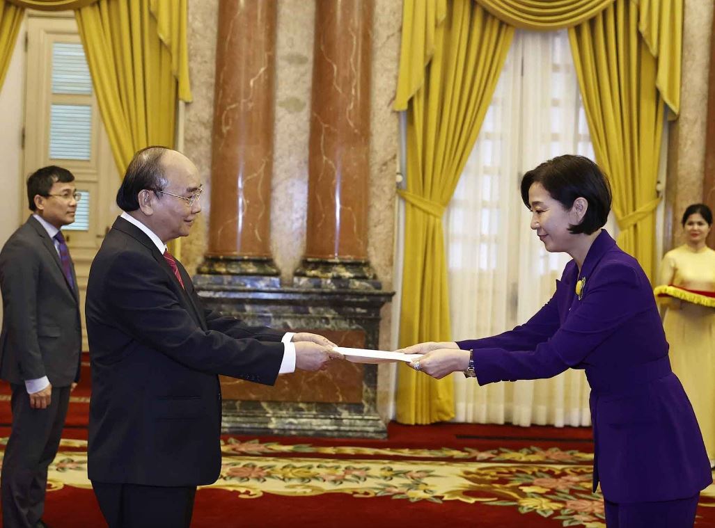 Chủ tịch nước Nguyễn Xuân Phúc tiếp nhận Quốc thư từ Đại sứ Hàn Quốc Oh Youngju 