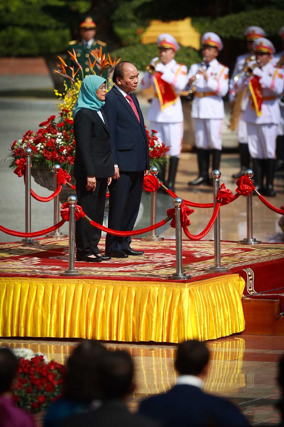 Chủ tịch nước Nguyễn Xuân Phúc và Tổng thống Singapore Halimah Yacob làm lễ chào cờ và quốc thiều hai nước 