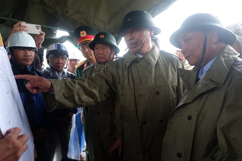 Chủ tịch nước kiểm tra hiện trường về công tác khắc phục sạt lở tại khu vực núi Sơn Trà.