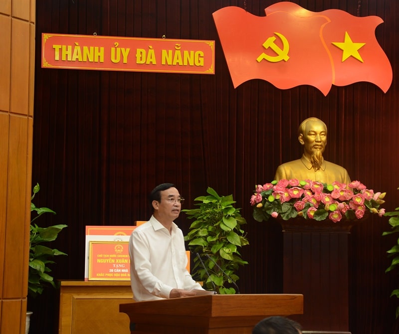Chủ tịch thành phố Lê Trung Chinh phát biểu tại buổi làm việc.