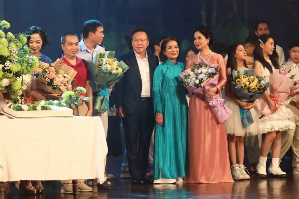 Con trai nhà thơ Xuân Quỳnh (thứ 2 từ trái sang) trong đêm nghệ thuật mừng 80 năm sinh của Xuân Quỳnh. 