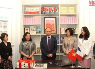 Trao tặng sách về Chủ tịch Hồ Chí Minh và ấn phẩm thông tin đối ngoại