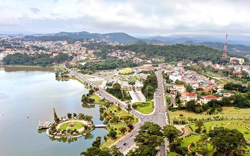 Vùng Tây Nguyên có năm tỉnh: Kon Tum, Gia Lai, Đắk Lắk, Đắk Nông và Lâm Đồng. Những năm qua các cấp, các ngành, nhất là các địa phương trong vùng đã tập trung lãnh đạo, chỉ đạo nhiệm vụ phát triển kinh tế-xã hội và đạt nhiều kết quả to lớn, quan trọng. Tuy nhiên, sự phát triển của vùng vẫn chưa tương xứng với vị trí, vai trò đặc biệt quan trọng. Phát triển Tây Nguyên nhanh, bền vững là chủ trương lớn của Đảng, Nhà nước, là nhiệm vụ quan trọng của cả nước, trước hết là các cấp ủy, chính quyền địa phương trong vùng. Để Tây Nguyên trở thành vùng phát triển nhanh, bền vững